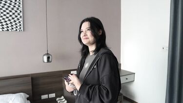 Студентка торгует пиздой за скидку на аренду хаты
