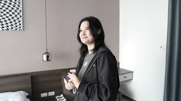 Студентка торгует пиздой за скидку на аренду хаты