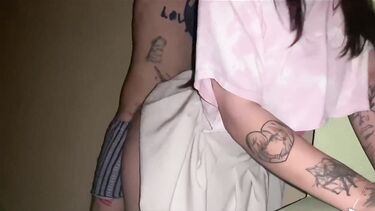 Неформал снял и выебал в подъезде курящую студентку