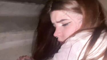 Неформал снял и выебал в подъезде курящую студентку