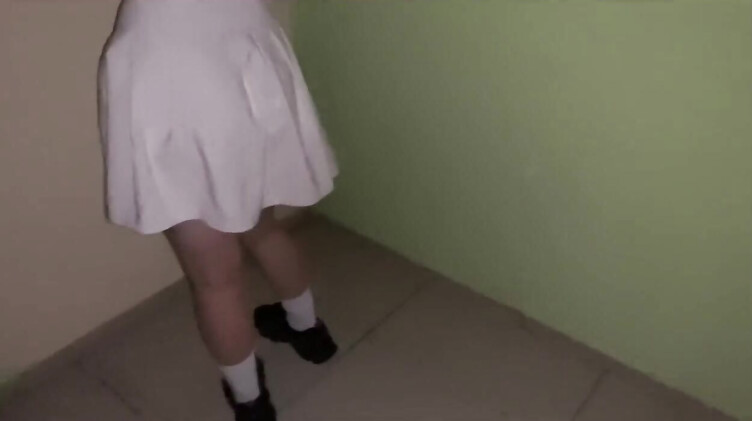 Неформал снял и выебал в подъезде курящую студентку