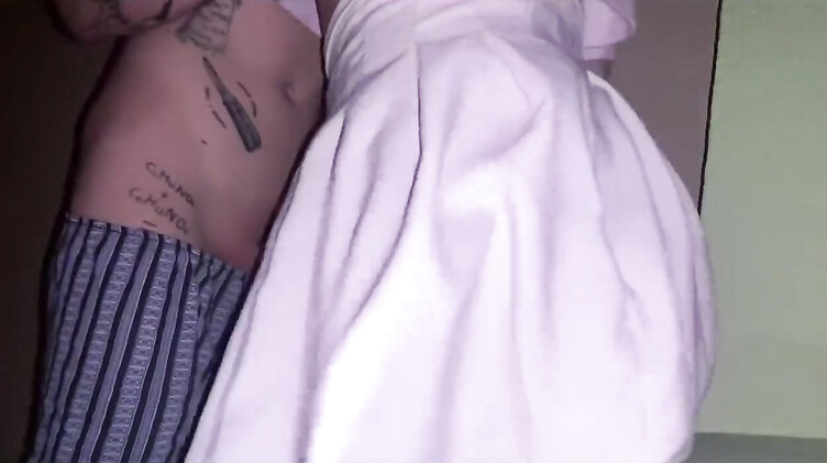 Неформал снял и выебал в подъезде курящую студентку