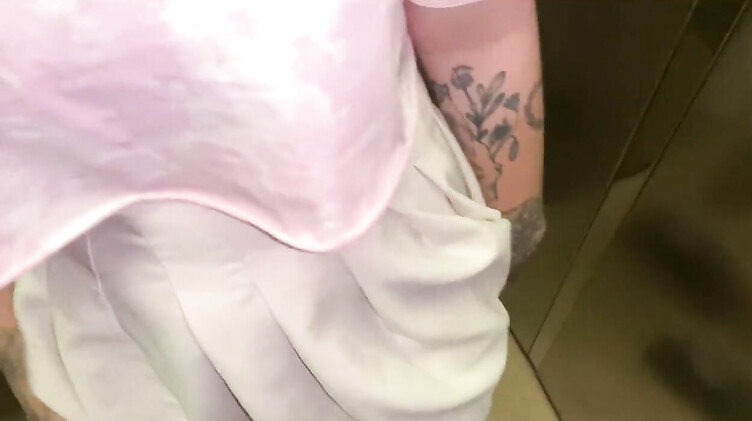 Неформал снял и выебал в подъезде курящую студентку