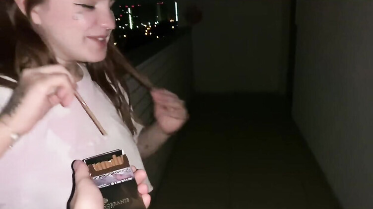 Неформал снял и выебал в подъезде курящую студентку