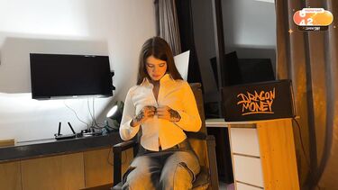 Длинноволосая русская няня трахается на диване со своим молодым подопечным