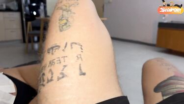 Длинноволосая русская няня трахается на диване со своим молодым подопечным