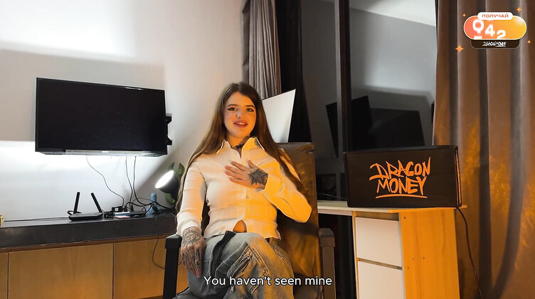 Длинноволосая русская няня трахается на диване со своим молодым подопечным