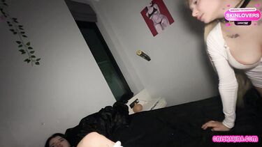 ЖМЖ: Мужик с большим членом трахает в спальне двух красивых девушек