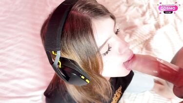 Меломанка в порванных джинсах ебется с другом, утешая его после расставания