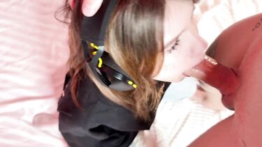 Меломанка в порванных джинсах ебется с другом, утешая его после расставания