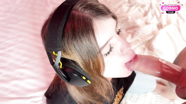 Меломанка в порванных джинсах ебется с другом, утешая его после расставания