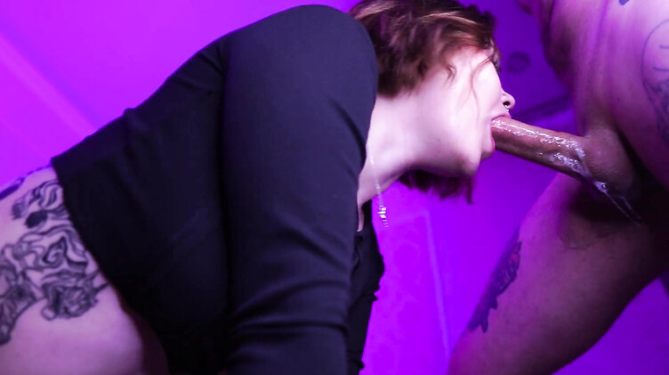 Молодая россиянка глубоко сосет без рук, брызгая слюнями