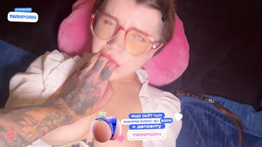 Программист проверяет хуем глотку и пизду ламерши в юбке