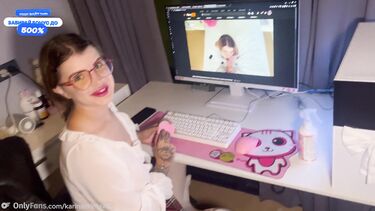 Программист проверяет хуем глотку и пизду ламерши в юбке