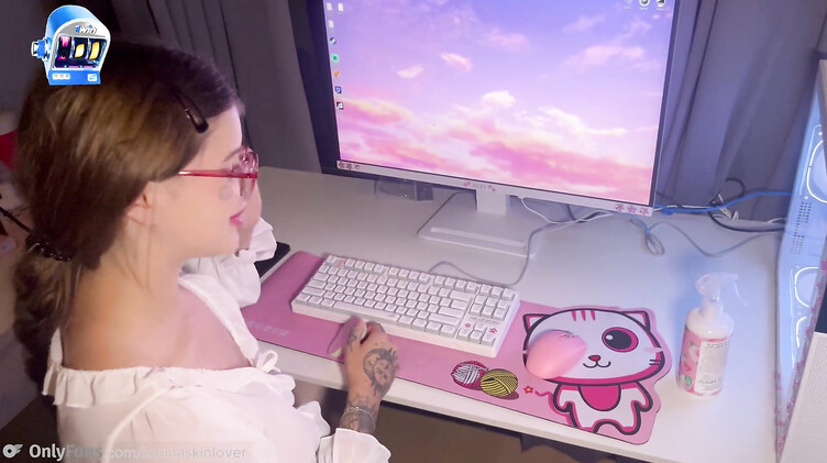 Программист проверяет хуем глотку и пизду ламерши в юбке