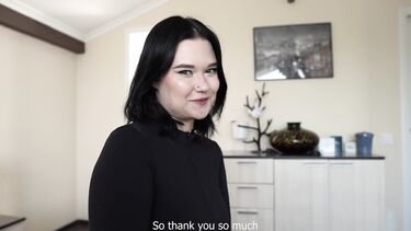 Брюнетка с короткой стрижкой отблагодарила друга мужа глубоким минетом