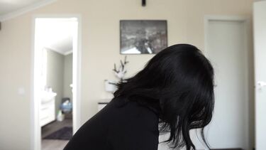 Брюнетка с короткой стрижкой отблагодарила друга мужа глубоким минетом