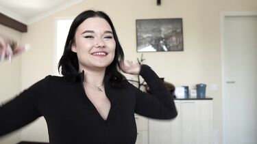 Брюнетка с короткой стрижкой отблагодарила друга мужа глубоким минетом