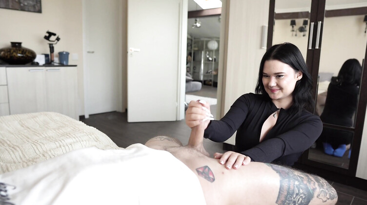 Брюнетка с короткой стрижкой отблагодарила друга мужа глубоким минетом