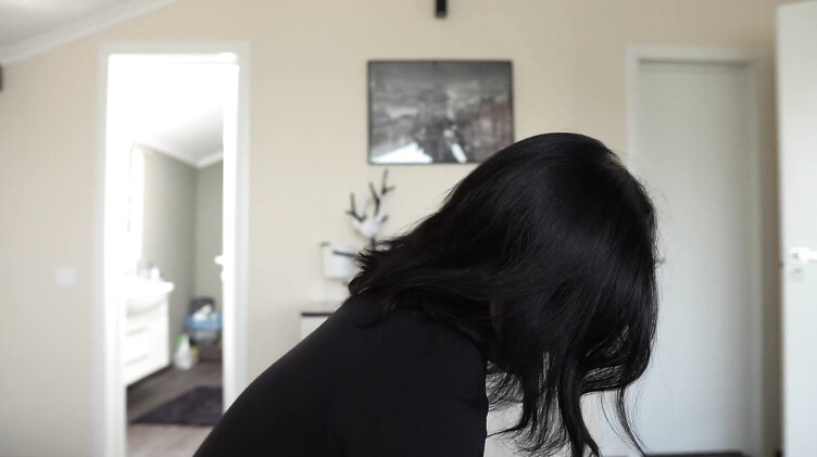 Брюнетка с короткой стрижкой отблагодарила друга мужа глубоким минетом