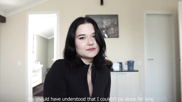 Перед зеркалом: Брюнетка с короткой стрижкой отблагодарила друга мужа глубоким минетом