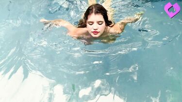 Минет и сиськотрах в бассейне с продолжением в постели