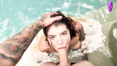 Минет и сиськотрах в бассейне с продолжением в постели