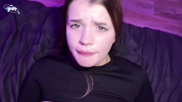 Губошлепка лижет член и яйца перед еблей со стонами