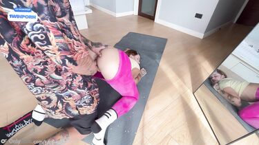 Дрочер порвал лосины и трахнул сводную сестру на йоге