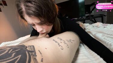 SkinLovers: Скачки неформалки на обсосанном со всех сторон хуе