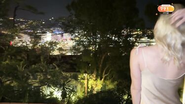 Поссорилась с парнем и сочно отсосала кривой хуй незнакомца