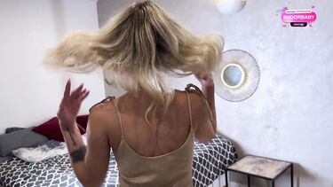 Поссорилась с парнем и сочно отсосала кривой хуй незнакомца