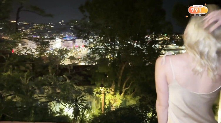 Поссорилась с парнем и сочно отсосала кривой хуй незнакомца