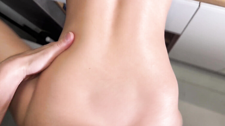 Насадил на кривой хуй минетчицу с силиконовыми сиськами