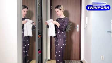 Выебал на кухонном столе красотку и кончил в щель