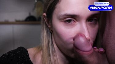 Выебал на кухонном столе красотку и кончил в щель