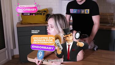 Развратная служанка соблазняет женатика на еблю на кухне