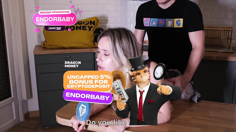 Развратная служанка соблазняет женатика на еблю на кухне