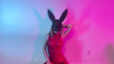 Зайка разогрела киску пальцами перед ритмичной еблей