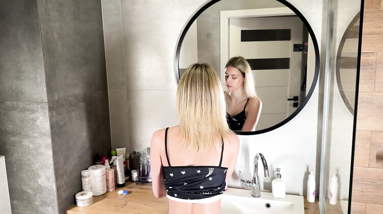 Спонтанный секс в ванной с окончанием в киску русской блондинки