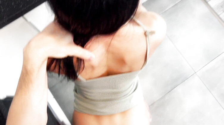 Худая девчонка болтает по телефону с парнем и трахается со сводным братом