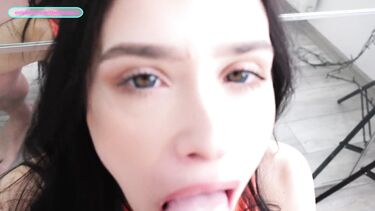 Мощно кончает в рот сводной сестре в позе 69