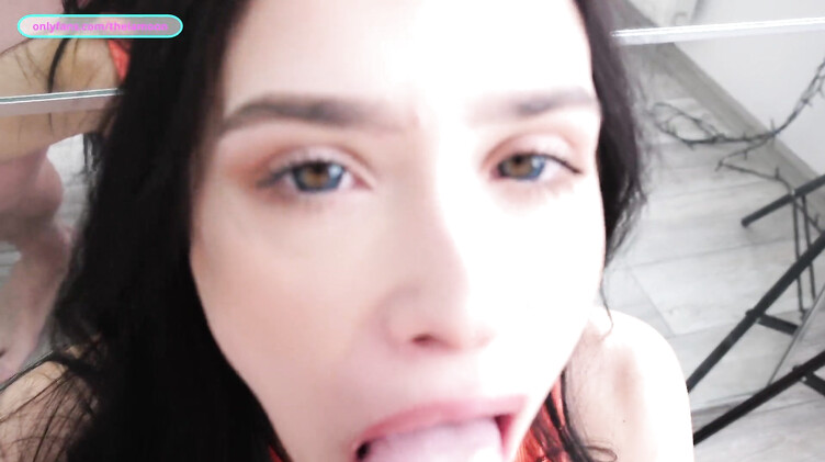 Мощно кончает в рот сводной сестре в позе 69