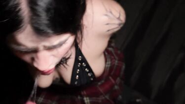 Татуированная готка ебется с незнакомцем в балахоне в заброшенном доме