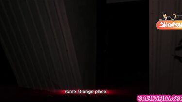 Татуированная готка ебется с незнакомцем в балахоне в заброшенном доме