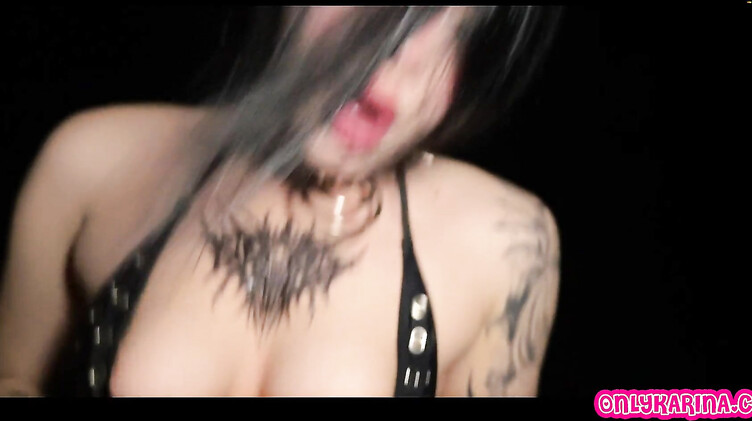 Татуированная готка ебется с незнакомцем в балахоне в заброшенном доме