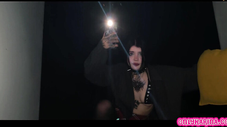 Татуированная готка ебется с незнакомцем в балахоне в заброшенном доме