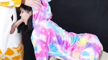 Kate Koss: Телка в кигуруми сосет хуй на пижамной вечеринке