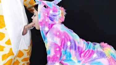 Телка в кигуруми сосет хуй на пижамной вечеринке