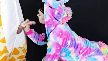 Телка в кигуруми сосет хуй на пижамной вечеринке